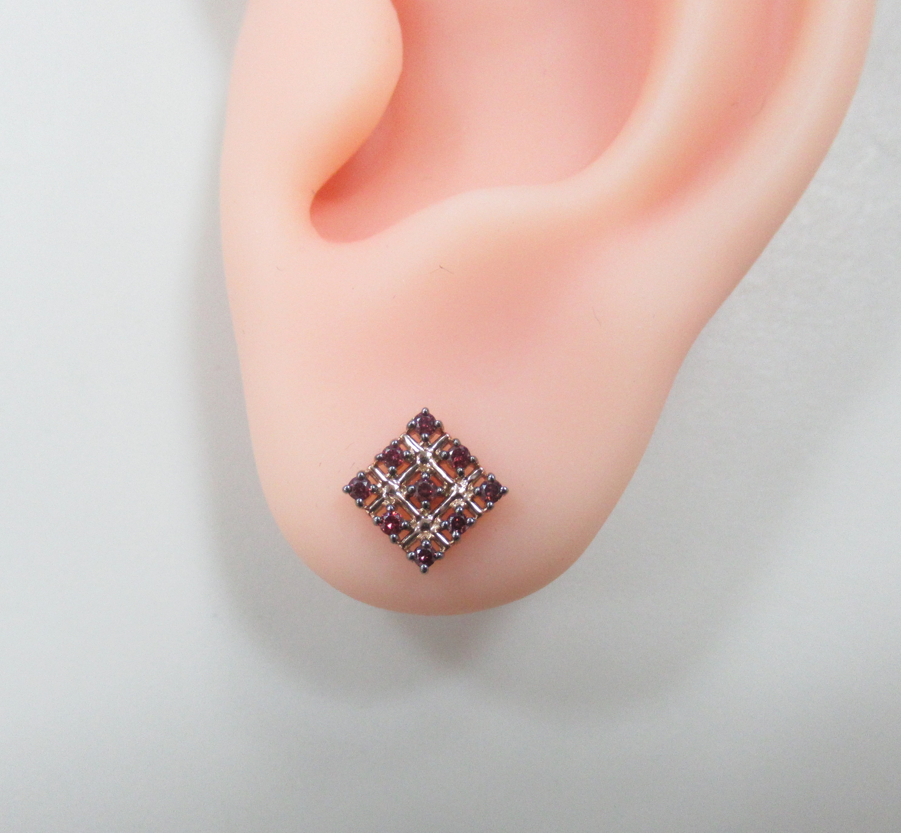 Серебряные серьги-пусеты с розовыми бриллиантами